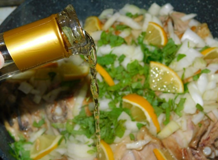 1. Этап. Курица с лимоном и базиликом: Затем добавьте к курице вторую половину лимона, нарзанную небольшими кусочками. Добавьте нарезанный базилик, чеснок и влейте немного белого вина. Добавьте по вкусу соль и специи. Накройте крышкой и тушите минут 30.