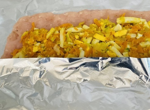 1. Этап. Рулет из фарша индейки с овощами и яйцами: Вместе с фольгой завернуть рулет