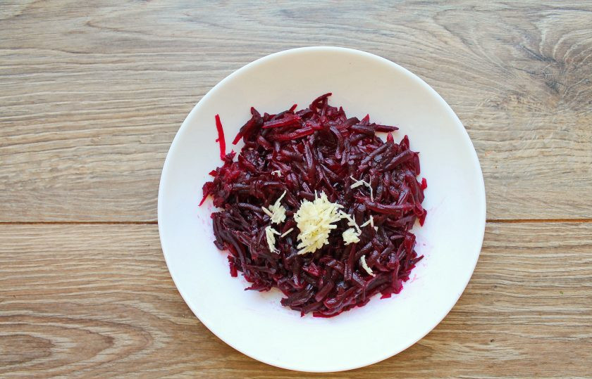 1. Этап. Свекла с грецким орехом и чесноком: Добавьте в салатник со свеклой измельченный чеснок.