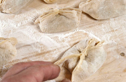 1. Этап. Манты по-казахски: 10. Тоже самое следует сделать и с другой стороны. Затем концы слепить между собой и придать форму.