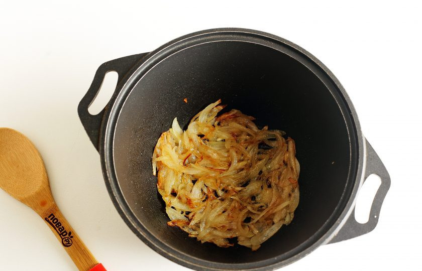 1. Этап. Суп гуляш по-тирольски: Готовить лучше всего в казане или в любой посуде с толстым дном. Налейте масло, прогрейте его, выложите нарезанный перьями лук, сахар и обжарьте помешивая до золотистого цвета.