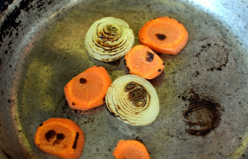 1. Этап. Бульон с клецками «Мимоза»: За это время подпеките на сухой сковороде до подпалин разрезанную пополам луковицу в шелухе и морковь, нарезанную толстыми кружочками.