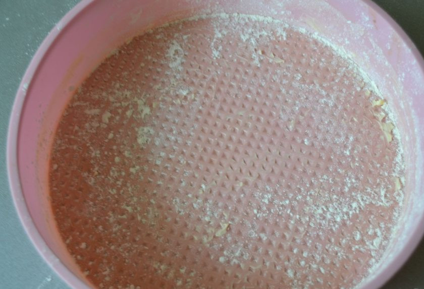 1. Этап. Воскресный пирог: Подготовьте форму для выпечки, смажьте сливочным маслом, присыпьте мукой.