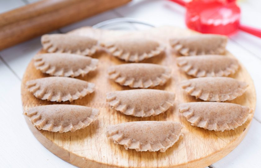 1. Этап. Диетические вареники: Приготовьте полуфабрикаты вареников из всего теста и начинки.