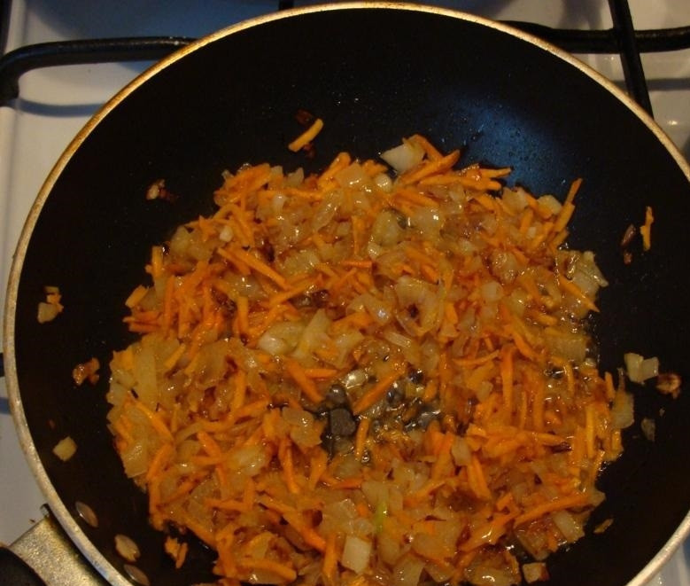 1. Этап. Уха из мойвы: 3. На сковороде с добавлением подсолнечного масла обжариваем лук и морковь.