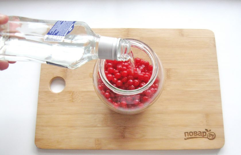 1. Этап. Настойка из калины: Залейте калину водкой.