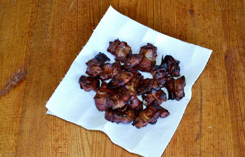 1. Этап. Печень в беконе на мангале: Перед подачей печень можно выложить на бумажное полотенце, чтобы убрать лишний жир. Все готово, можно подавать к столу.