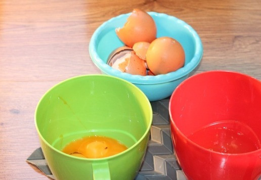 1. Этап. Полосатое пирожное с вареной сгущенкой: 2. Отделяем яичные желтки от белков.