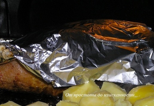 1. Этап. Рождественский гусь с фруктами и картофелем: Затем выложите картофель на противень к гусю, полейте жиром, скопившимся в противне, прикройте гуся фольгой, чтобы он не подгорел, и продолжайте запекайте все вместе еще 20 минут.