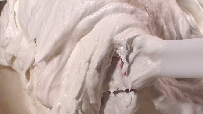 1. Этап. Банановый торт без выпечки: 4. Сливочный сыр или творог взбить с сахарной пудрой в отдельной емкости.