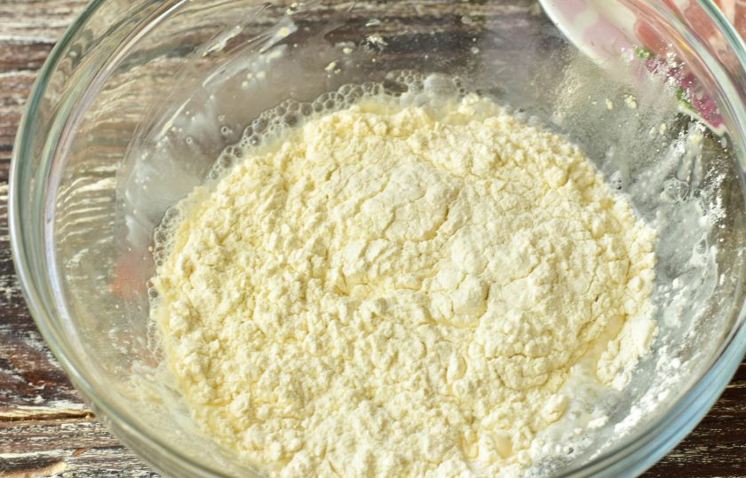 1. Этап. Беляши без яиц: Хорошо все перемешайте, добавьте муку.