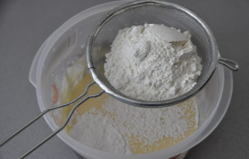 1. Этап. Пропитка для кулича: Соедините яичную массу и опару, добавьте просеянную муку, ванильный сахар и замесите тесто.