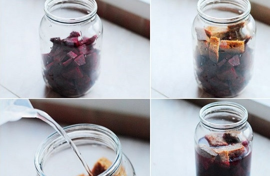 1. Этап. Борщ с ушками: 8. Отдельно хочу показать, как приготовить свекольный квас. Небольшую очищенную свеклу нарежьте кубиками, добавьте ломтик ржаного хлеба и залейте водой. Настаиваться он должен около 5 дней перед тем, как использовать его в борщик.