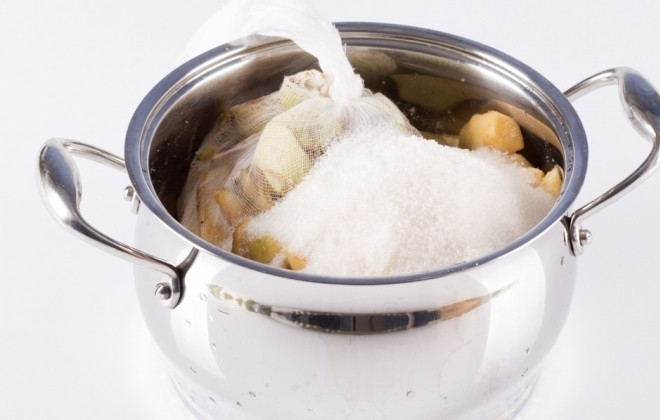 1. Этап. Яблочный конфитюр (простой рецепт): В кастрюлю укладываем нарезанные яблоки, сахар, желирующий сахар и кожуру с сердцевинами. Заливаем все водой и варим на медленном огне на протяжении 15 минут. Затем марлю удалите, варите яблоки еще 10 минут, постоянно помешивая, если нужно придавите толкушкой.