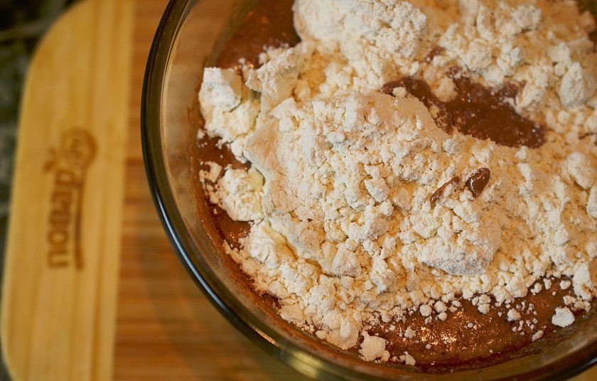 1. Этап. Постный шоколадный манник с миндалем: 4. Добавьте в тесто какао, миндаль и муку.