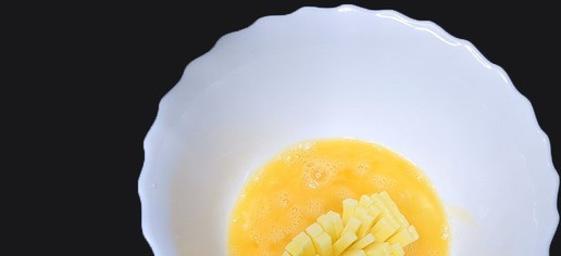 1. Этап. Картофельные Ёжики: Взбейте яйца и обмакните картофель в яичную смесь. Посыпьте картофель крахмалом, тщательно распределяя по всей поверхности, и стряхните лишнее.