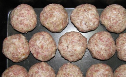 1. Этап. Биточки в духовке: 7. На противень или форму для запекания, предварительно смазанную небольшим количеством масла или застеленную бумагой для выпечки, выложить биточки. Отправить их в хорошо разогретую духовку минимум на 30 минут. Чтобы биточки в духовке в домашних условиях были с аппетитной корочкой, их можно за 5 минут до готовности присыпать тертым сыром. Подавать к столу горячими с любимым гарниром.