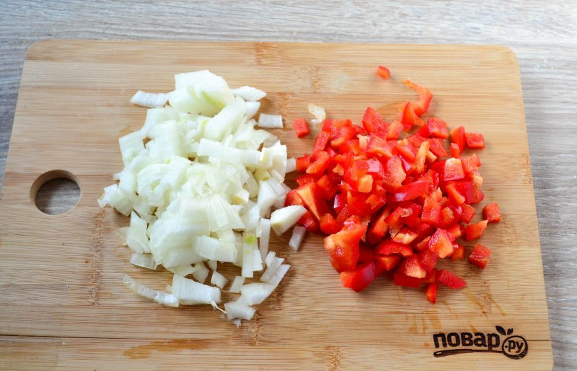 1. Этап. Куриные шейки с картошкой: Мелко нарежьте сладкий перец и лук, отправьте их к шейкам и перемешайте. Миску накройте пищевой пленкой и отправьте в холодильник минимум на 2 часа, а лучше на ночь, если позволяет время.