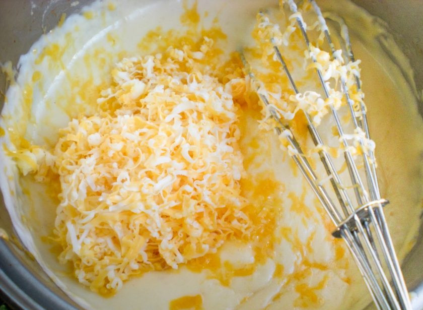 1. Этап. Паста с брокколи в сырном соусе: Пока варится соус, трем сыр. Затем отправляем сыр в соус и перемешиваем. Сыр должен раствориться.