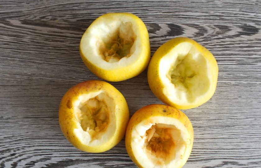 1. Этап. Яблоки в пароварке: Яблоки вымойте. Удалите семенную коробочку, придав форму чашечки.