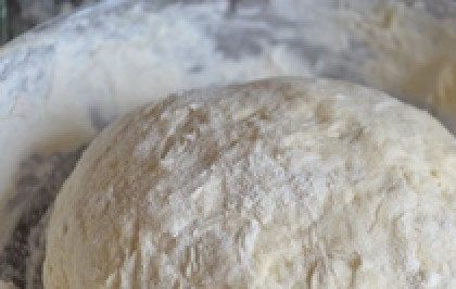 1. Этап. Пирожки на воде: Замесите тесто, постепенно добавляя муку до такого состояния, когда оно перестанет приставать к рукам. Поставьте тесто в теплое место на 15 минут.