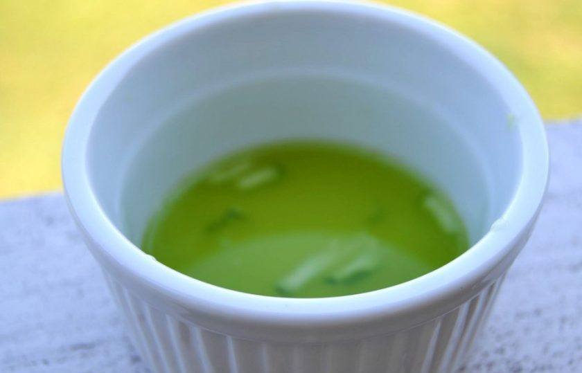 1. Этап. Салат из огурца и моркови: 2. Выдавите из огурцов всю влагу, которую только сможете, при этом не превратите огурцы в кашу.