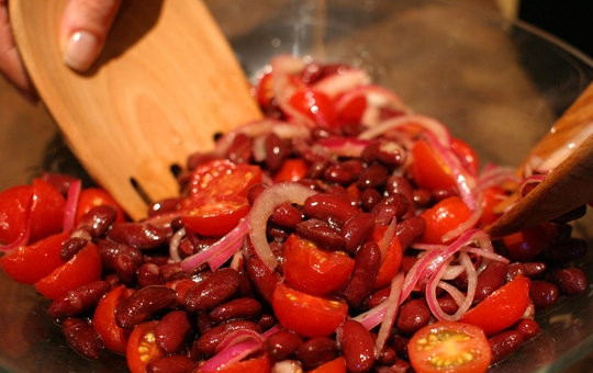 1. Этап. Постный салат с красной фасолью: 3. Добавим лук и специи, всыпаем фасоль, все быстро перемешиваем. Специи добавляйте по вкусу. Готово, зовите всех к столу!