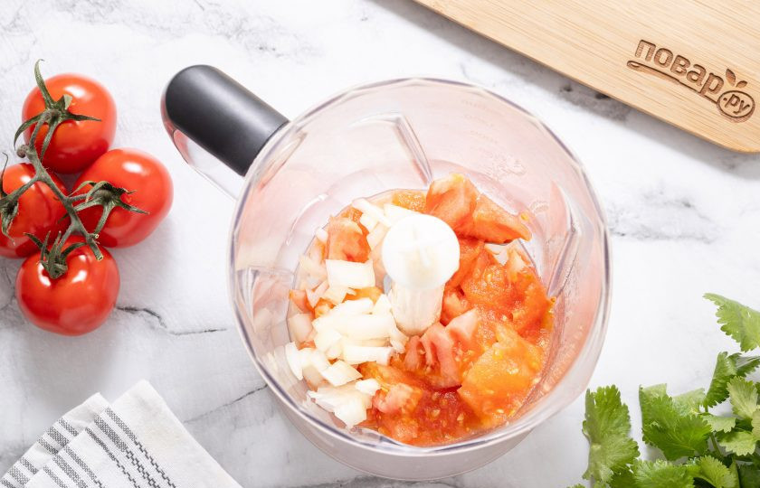 1. Этап. Суп «Кровавая Мэри»: Помидоры и репчатый лук измельчите в блендере до однородной консистенции. Помидоры можно предварительно очистить от кожуры.