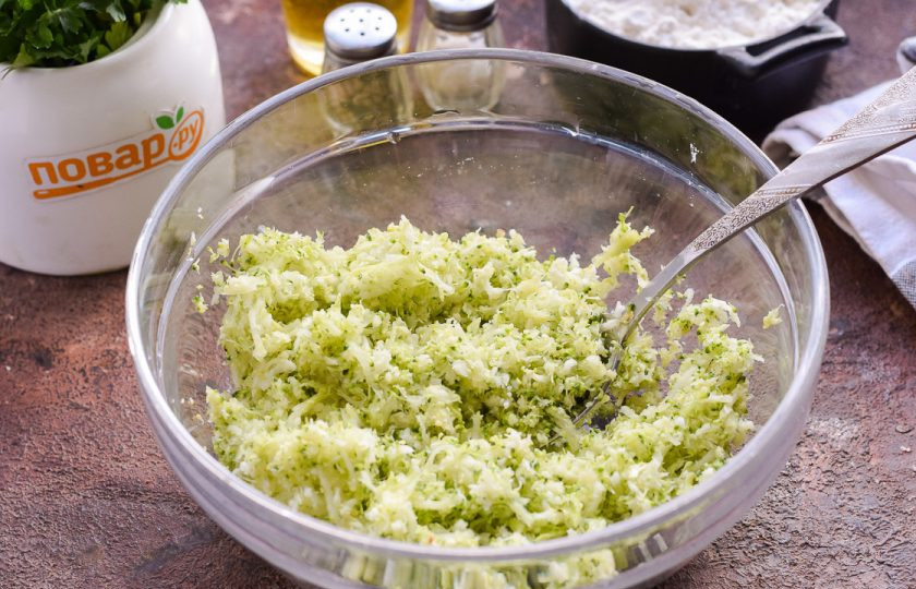 1. Этап. Оладьи из брокколи и кабачков: Брокколи вымойте и просушите, кабачок также. После натрите овощи на мелкой терке.