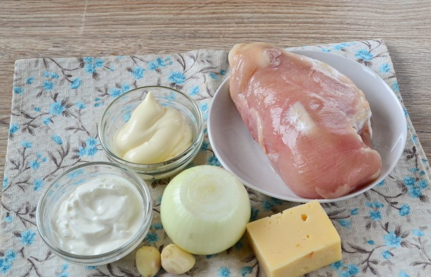 1. Этап. Сочное куриное филе по-французски: Подготовьте все необходимые ингредиенты.