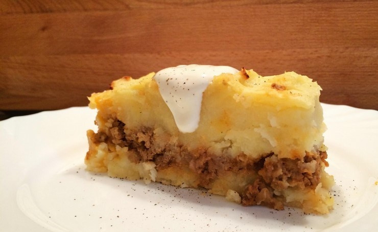 1. Этап. Картофельное пюре с фаршем в мультиварке: Натрите на терке твердый сыр, равномерно присыпьтее им блюдо. Поставьте мультиварку в режим 