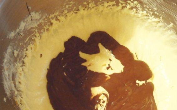 1. Этап. Нежный шоколадный торт: Влейте тонкой струйкой в получившуюся массу растопленный на водяной бане шоколад. Хорошенько перемешайте все ингредиенты, чтобы масса поучилась гладкой и однородной.