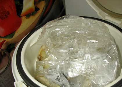 1. Этап. Рыба в рукаве в мультиварке: Один конец рукава плотно завязываем. Укладываем в рукав рыбу и лук. Добавляем соль и специи. Завязываем второй конец рукава и его содержимое хорошо перемешиваем. Вкладываем рыбу в рукаве в контейнер для варки на пару. Наливаем в чашу мультиварки 2 стаканчика воды и вставляем контейнер. Закрываем крышку и выставляем режим 