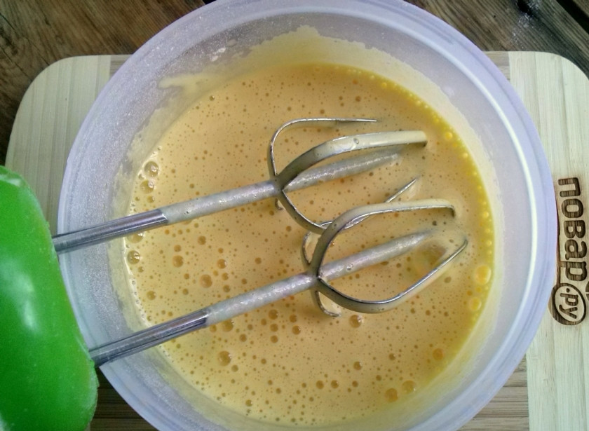 1. Этап. Пряники на Новый год: Тем временем яйца взбейте с сахарной пудрой (200 г).