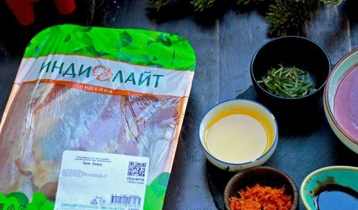 1. Этап. Филе индейки с гранатовой глазурью: Подготовьте все ингредиенты. Сначала разогрейте духовку до 190 °C. Смешайте гранатовый сок, мед, цедру, уксус и ваши любимые специи в сотейнике, чтобы приготовить глазурь. Пока отставьте её в сторону.