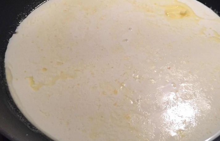 1. Этап. Макароны с куриной грудкой: На сковороде растопите сливочное масло, влейте сливки и доведите до кипения. Огонь медленный.