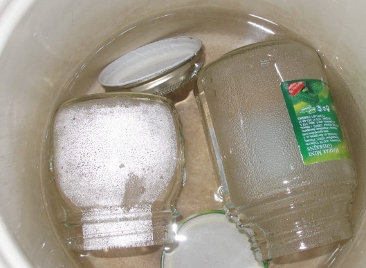 1. Этап. Соус из барбариса: 5. Подготовьте банки и крышки. Для этого их помойте и простерилизуйте удобным для вас способом. Сделайте это предварительно, чтобы они успели просохнуть до закладки соуса.