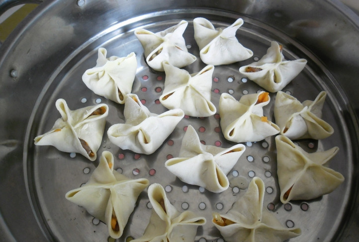 1. Этап. Сочные манты: Смазываем чашу пароварки (мантоварки) маслом. Выкладываем манты. Варим 40 минут.