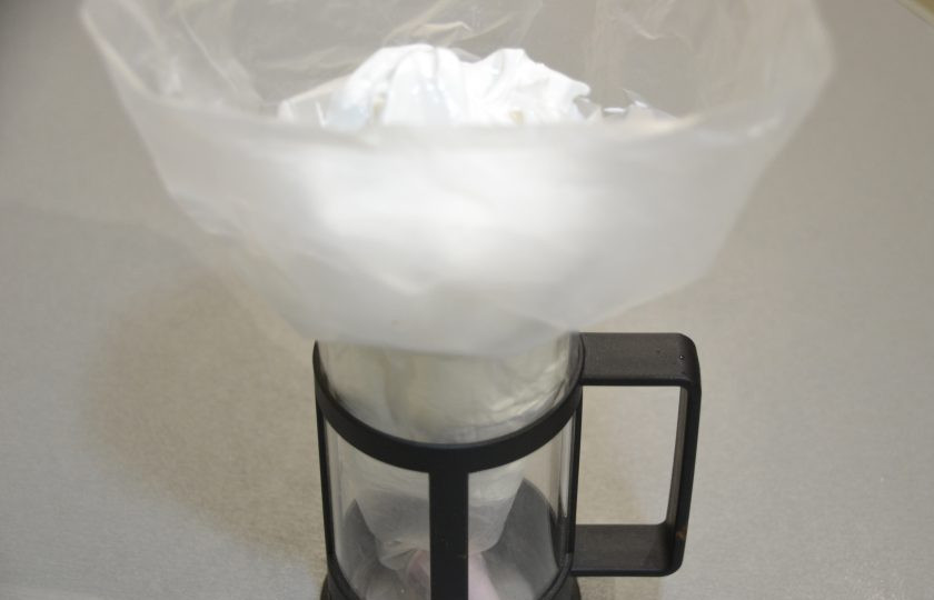 1. Этап. Кексы из кокосовой муки: Переложите заварной белковый крем в кондитерский мешок.