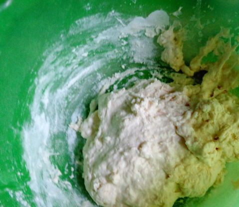 1. Этап. Самса в духовке: 1. Замешиваем тесто из муки, воды, соды и соли. Хорошенько его вымесив, отправляем в пакете в холодильник на один час.