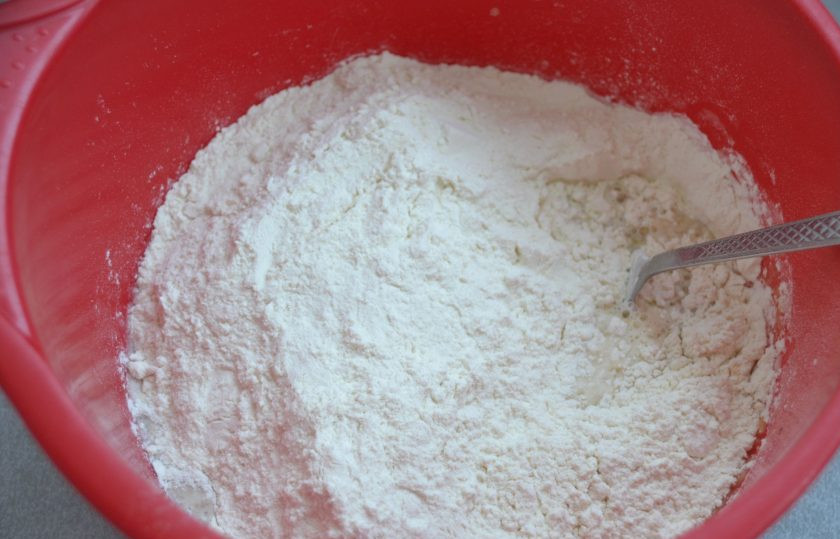 1. Этап. Фокачча от Джейми Оливера: Всыпьте просеянную муку.