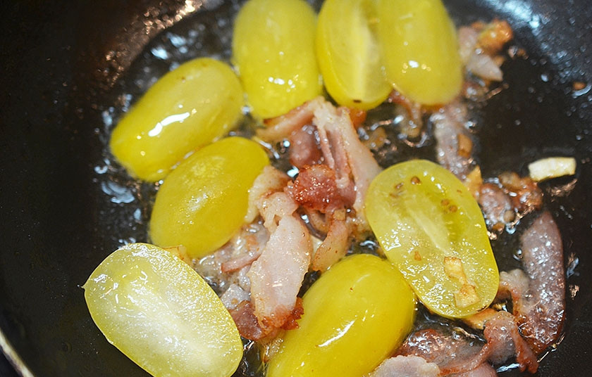 1. Этап. Салат из макарон с брокколи, фетой и беконом: 6. Добавьте черри, обжарьте все вместе минуту.