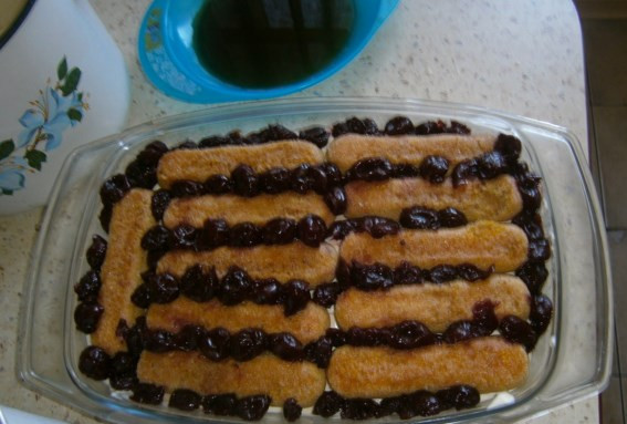 1. Этап. Тирамису с вишней: Затем снова слой савоярди и вишни.