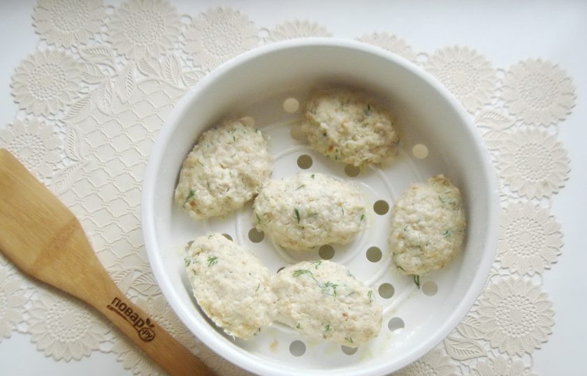 1. Этап. Паровые котлеты в микроволновке: Готовьте котлеты на пару 7 минут при мощности 600-700 ватт.