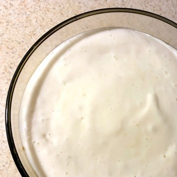 1. Этап. Ананасовый вариант торта Лучше, чем секс: Готовим кремовый слой на основе молочного ванильного пудинга согласно инструкции на упаковке. Смешала воду и сливки отдельно от пудинга и сухого молока. Затем смешала все компоненты вместе. В оригинале предлагалось взбить. Заливаем кремовым слоем торт.