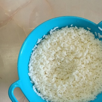 1. Этап. Кулебяка с рисом, луком, яйцами, рыбой: Рис отварить до готовности, откинуть на дуршлаг, промыть холодной водой и дать воде стечь.