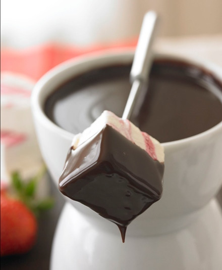 1. Этап. Шоколадное фондю для детей: Затем фондю переливается в фондюшницу. Обмакивать и кушать можно все, например, печенье и зефир!