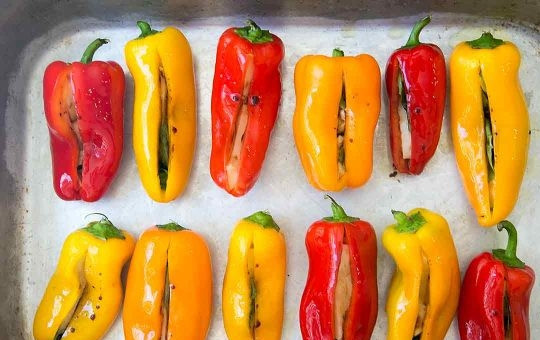 1. Этап. Перец на гриле с сыром и базиликом: 2. Соедините оливковое масло, бальзамический уксус и немного соли. Смажьте перцы со всех сторон полученной смесью.