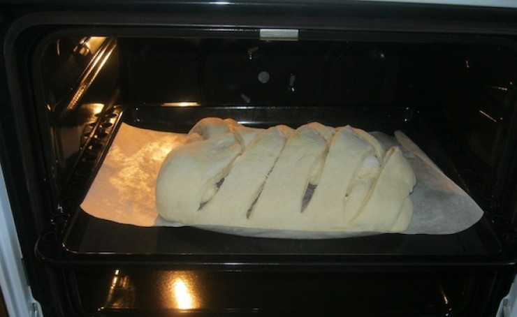 1. Этап. Пирог с рыбой и луком: 7. Отправляем пирог в разогретую до 200 градусов духовку на 35-40 минут (температура запекания пирога - 180-190 градусов).