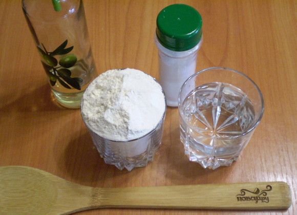 1. Этап. Заварное тесто для вкусных вареников: Отмерьте нужное количество воды и муки. Воду доведите до кипения.